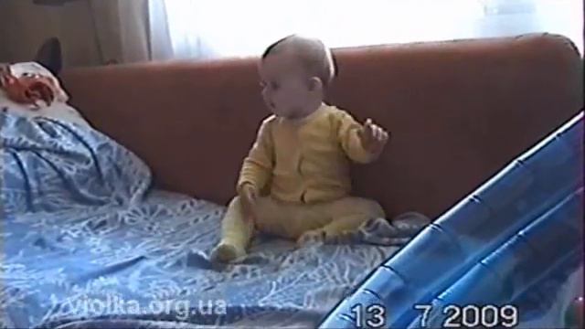 Виолетта научилась слазить с дивана смотреть онлайн