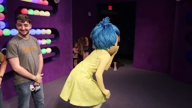 I told Inside Out's Joy that SHE RUINS EVERYTHING! | Disney Meet and Greet смотреть онлайн