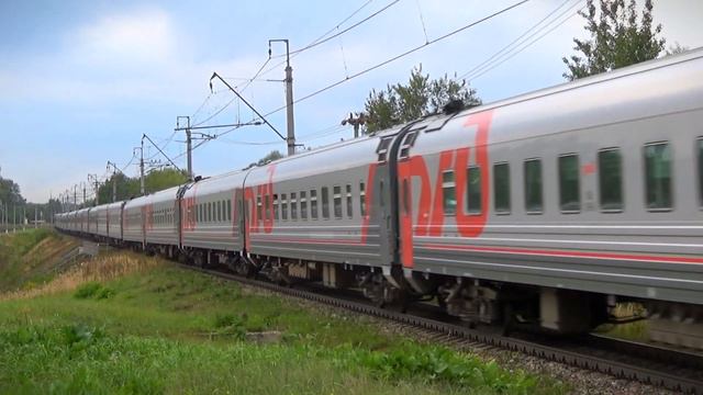 ЭП2К-435 с пассажирским поездом на скорости с приветливой бригадой смотреть онлайн