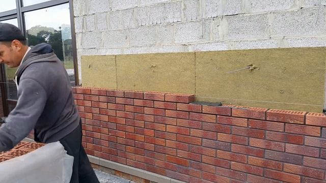 Процесс облицовки дома кирпичом. смотреть онлайн