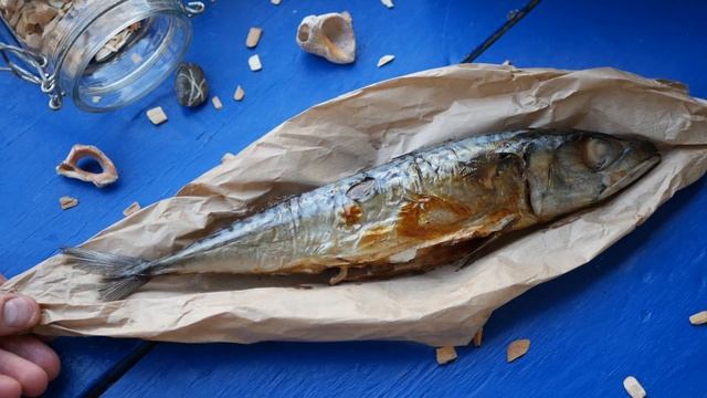 СКУМБРИЯ горячего копчения.Рыба на гриле!!! Плачь и копти | Мужская Кулинария смотреть онлайн