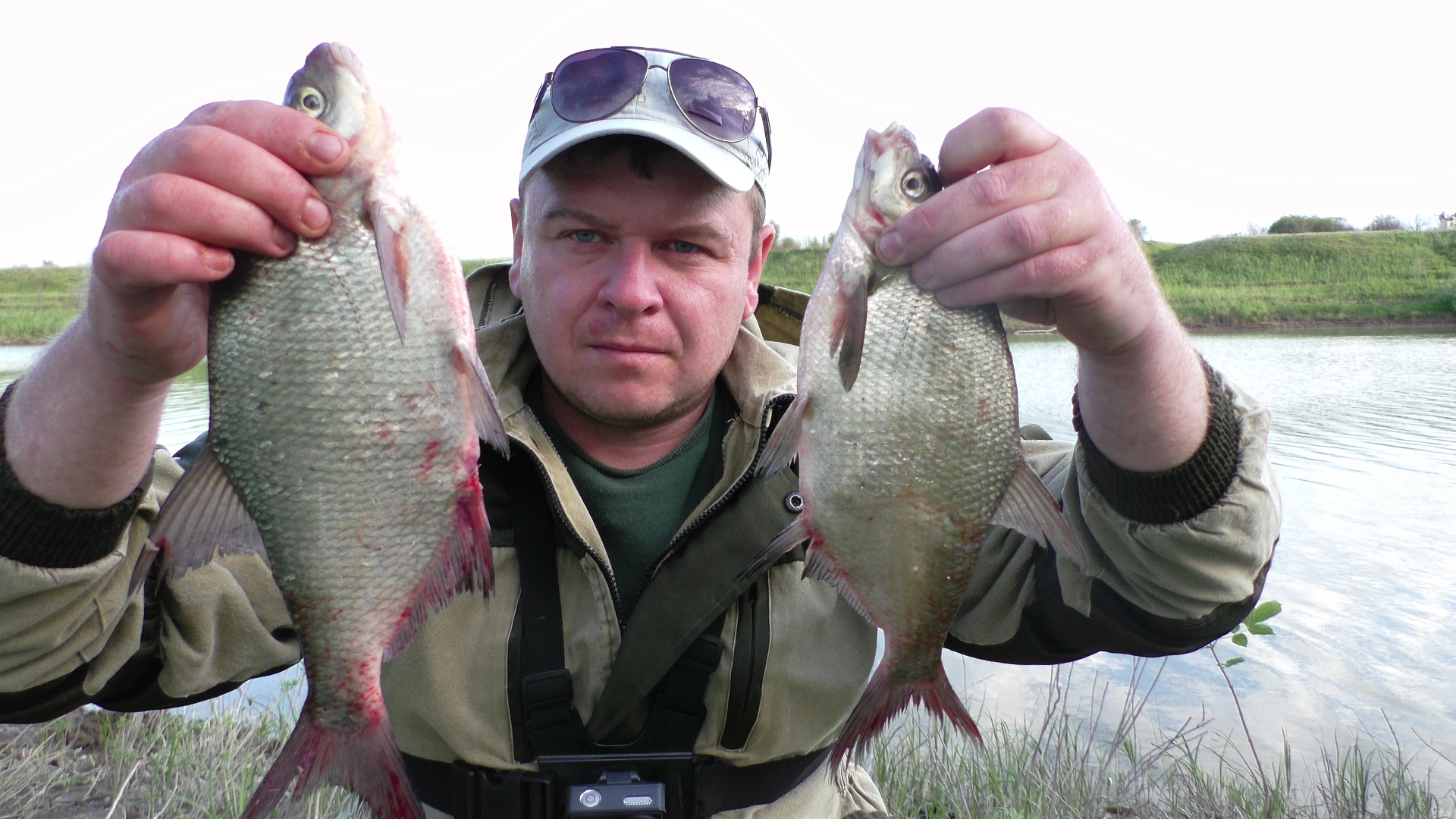 Только закинул донку и сразу потащило. Рыбалка. Ловля леща на фидер смотреть онлайн