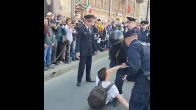 Задержание Александра Шуршева и Андрея Пивоварова на шествии 1 мая в Петербурге смотреть онлайн