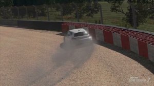 Вибрация руля по прямой на 5-20 км/ч в Gran Turismo 7. Откуда проблема и как устранить