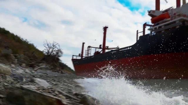Иностранное судно вынесло на берег штормом в районе мыса Дооб. смотреть онлайн