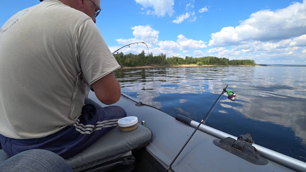Рыбалка на Волге. Батя всех обловил в свой день рождения! Ловля леща с лодки смотреть онлайн
