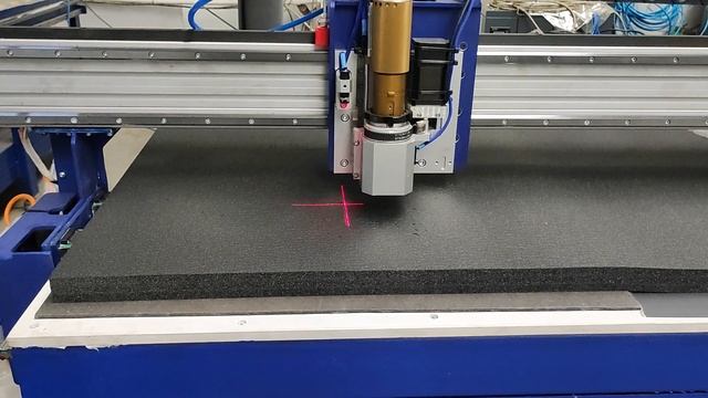 Фигурный раскрой EVA на планшетном режущем плоттере. смотреть онлайн