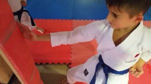 Дети тренируются на макиваре - Kids Practice Makiwara