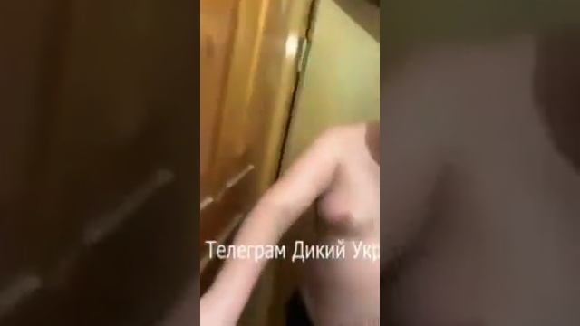 Мужик отлупил палкой сотрудников налоговой службы за то что те ломились в дом к нему смотреть онлайн