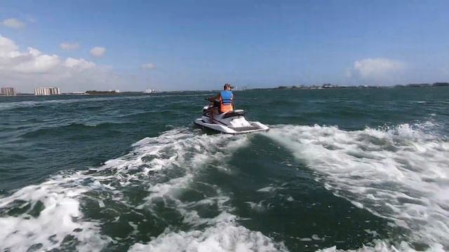 Покатушки на Jet Ski. Чуть не утопили Go Pro 7. Активный отдых в Майами. смотреть онлайн