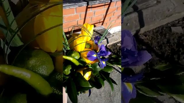 Оригинальный букет из лимонов, айвы, лаймов, тюльпанов, ирисов смотреть онлайн