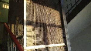 (Переснято в 1080р) Лифт КМЗ 1990 г.в. в сетчатой шахте, V=0,71 м/с, г/п 320 кг