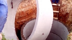 Установка двух метровых колец для погреба