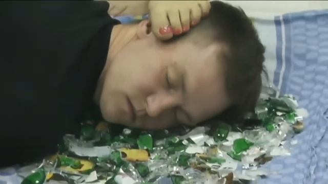 Ходить по битым стёклам. Это закалять дух. смотреть онлайн