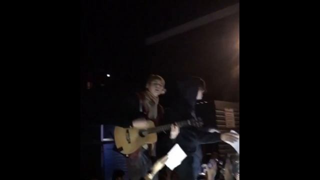 singing kill somebody with yungblud смотреть онлайн