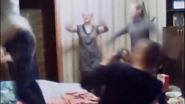Пьянка.Бабы танцуют, мужики снимают.