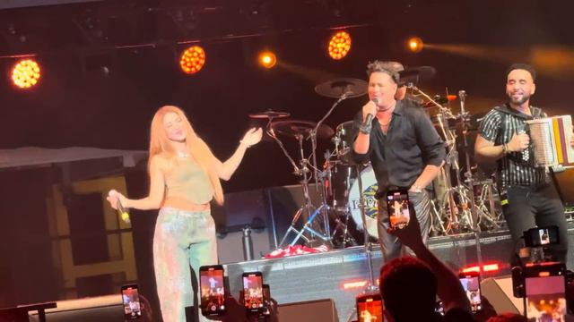 Vídeo completo de cuando Shakira sorprende a Carlos Vives en pleno concierto -Miami Tour de 30 años смотреть онлайн