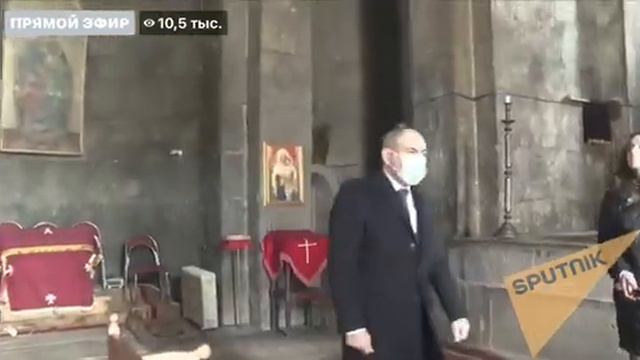 Священник отказался пожимать руку Пашиняну. смотреть онлайн