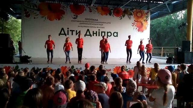 Танец вожатых под песню Время и Стекло (троль)? смотреть онлайн