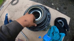 Ман снова сломался. Меняю сальник ступицы.