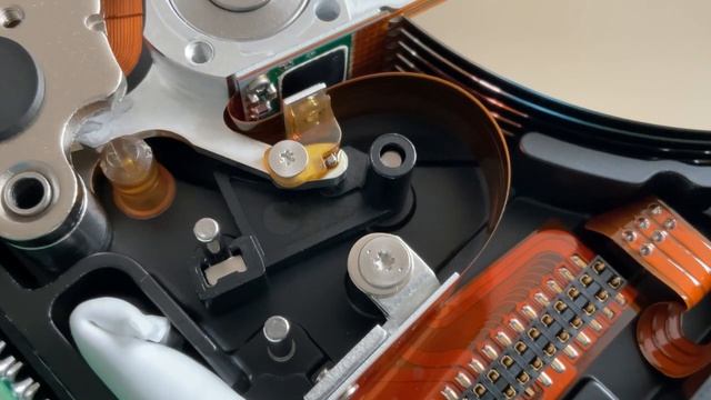Inside a Hitachi DK329H-91WC 9.1GB SCSI Hard Drive from 1999 смотреть онлайн