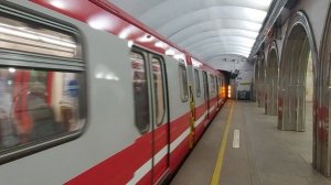Прибытие метропоезда на станцию Академическая, Санкт-Петербург