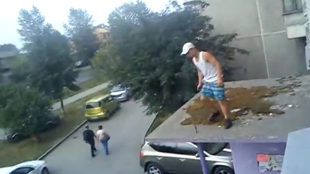 ВЫШЕЛ ИЗ ОКНА ЧУТЬ НЕ РАЗБИЛСЯ смотреть онлайн