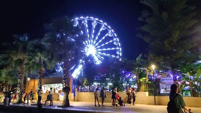 Парк детских развлечений в Саранде. Колесо обозрения. Албания. Сентябрь 2022 смотреть онлайн