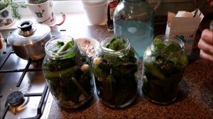 Соленые огурцы на зиму.Огурчики всегда вкусные,хрустящие и малосоленые.