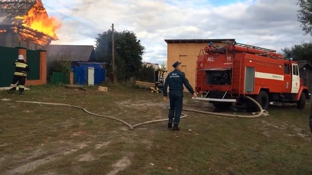 Под Чебоксарами полыхает деревянный дом смотреть онлайн