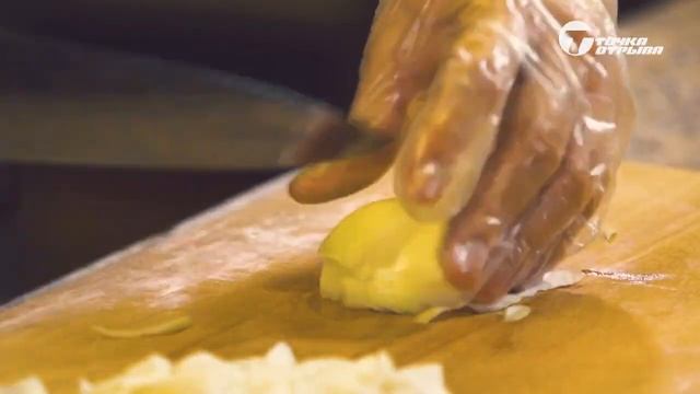 Как порезать лук кубиками | Зажарка для супа | Шеф Савельев готовит | Chef Savelyev? смотреть онлайн