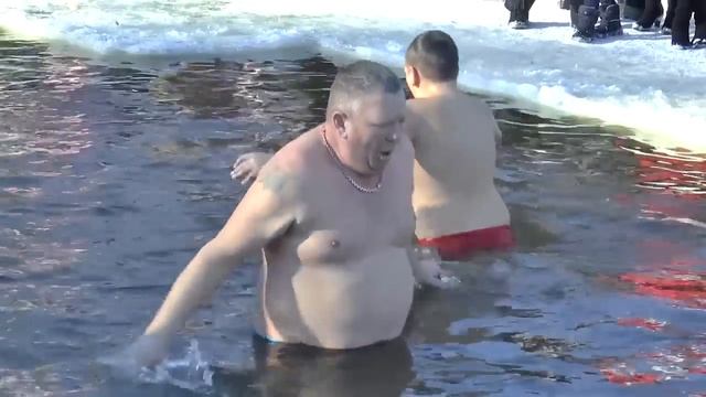 ХРЕЩЕННЯ Господнє. ВОДОХРЕЩЕ. Крещенские КУПАНИЯ в ПРОРУБИ зимой People Dive Into The Hole In Winte
