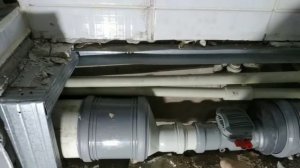 Установка обратного клапана канализации.