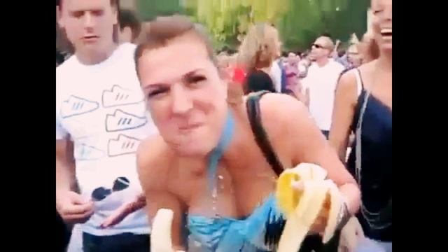 PRETTY GIRLS SWALLOWING BANANAS | Girls and bananas смотреть онлайн