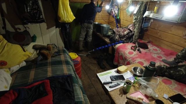 НОЧЬ В УЮТНОЙ ИЗБУШКЕ / УХА ИЗ ХАРИУСА / ЖИЗНЬ В ТАЙГЕ / РЫБАЛКА НА СЕВЕРЕ КОМИ. смотреть онлайн