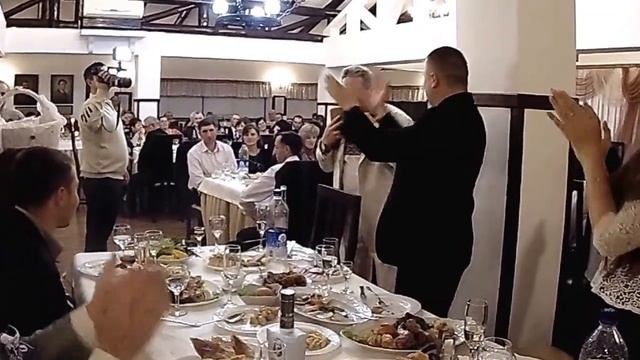музыкант зажигает на свадьбе в молдавии.Страшены. смотреть онлайн