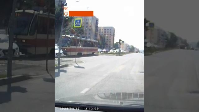 На Уралмаше трамвай на полном ходу протаранил автомобиль смотреть онлайн
