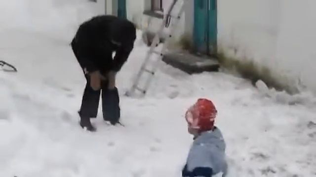Уборка снега с крыши смотреть онлайн