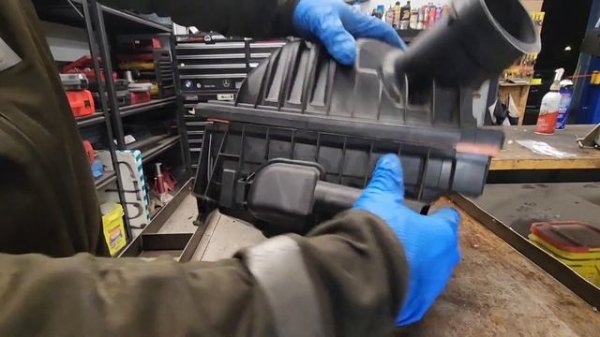 BMW X1 XDRIVE 28i F48 ENGINE MOTOR AIR FILTER ELEMENT HOW TO CHANGE SERVICE REPLACEMENT PROCEDURE