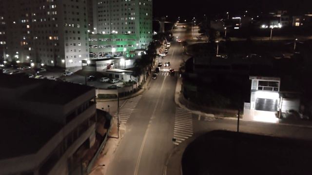 PRIMEIRO VOO NOTURNO NA CIDADE COM O DRONE FIMI X8 MINI V2 смотреть онлайн