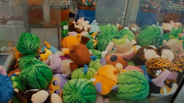 Еле вытянули две игрушки из автомата. ПОВЕЗЛО.