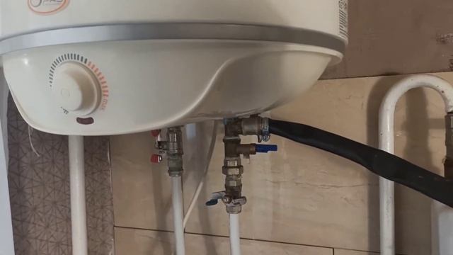 ЛАЙФХАК как спустить воду с бойлера смотреть онлайн