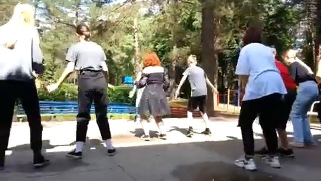 РЕПЕТИЦИЯ ТАНЦА В ЛАГЕРЕ "ИСКРА" 2 СМЕНА 2021 г. ТАНЦЕВАЛЬНЫЙ МАРАФОН. ЧТО ДЕЛАЮТ ДЕТИ В ЛАГЕРЕ. смотреть онлайн