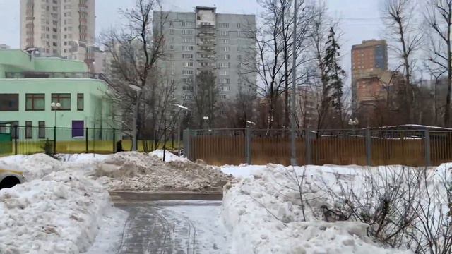 Прогулка в оттепель по жилым кварталам Обручевского района, г. Москва, 01.02.2024 смотреть онлайн