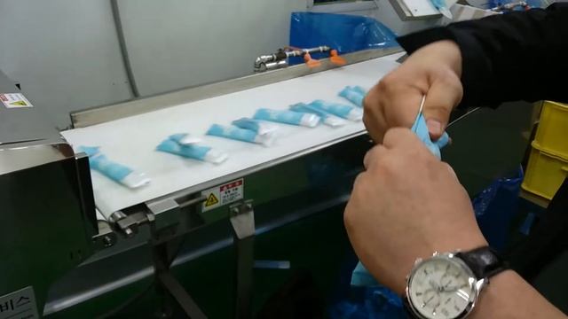 Рентгеновский сканер XAVIS. Проверка мороженого на целостность и инородные включения. смотреть онлайн