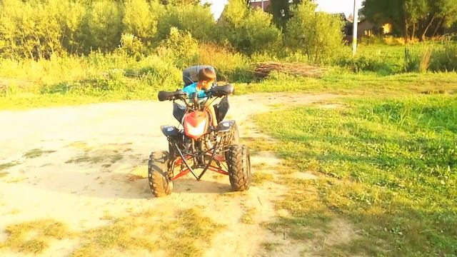 В 3 года учимся ездить на квадроцикле. смотреть онлайн