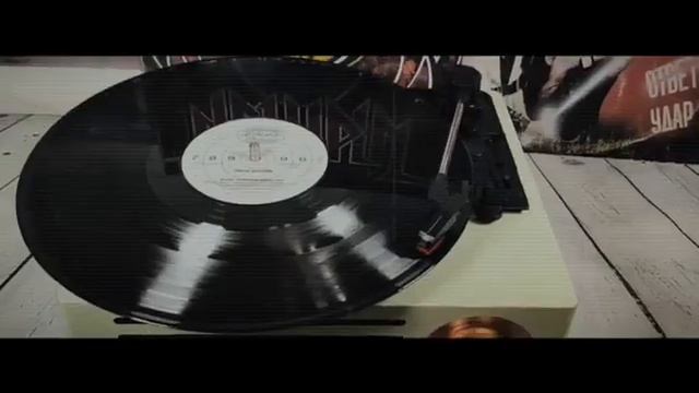 Современный проигрыватель виниловых пластинок с динамиком в винтажном стиле. смотреть онлайн