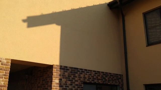 Камешковая декоративная штукатурка Ceresit, фасаду пять лет, дом утеплён пенопластом