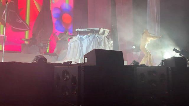 Robyn || The Honey Tour 2019 || Love is Free (Live) || The Forum, Los Angeles: 07.27.19 смотреть онлайн