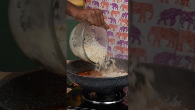 When biryani meets cheese, magic happens. Try Chicken Cheese Biryani from Cookd App or cookdtv.com смотреть онлайн
